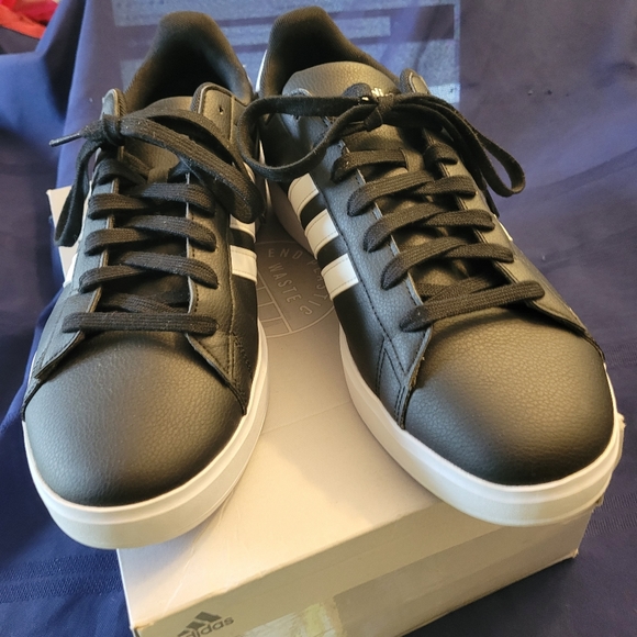 Man's Adidas Sneakers - Picture 8 of 9